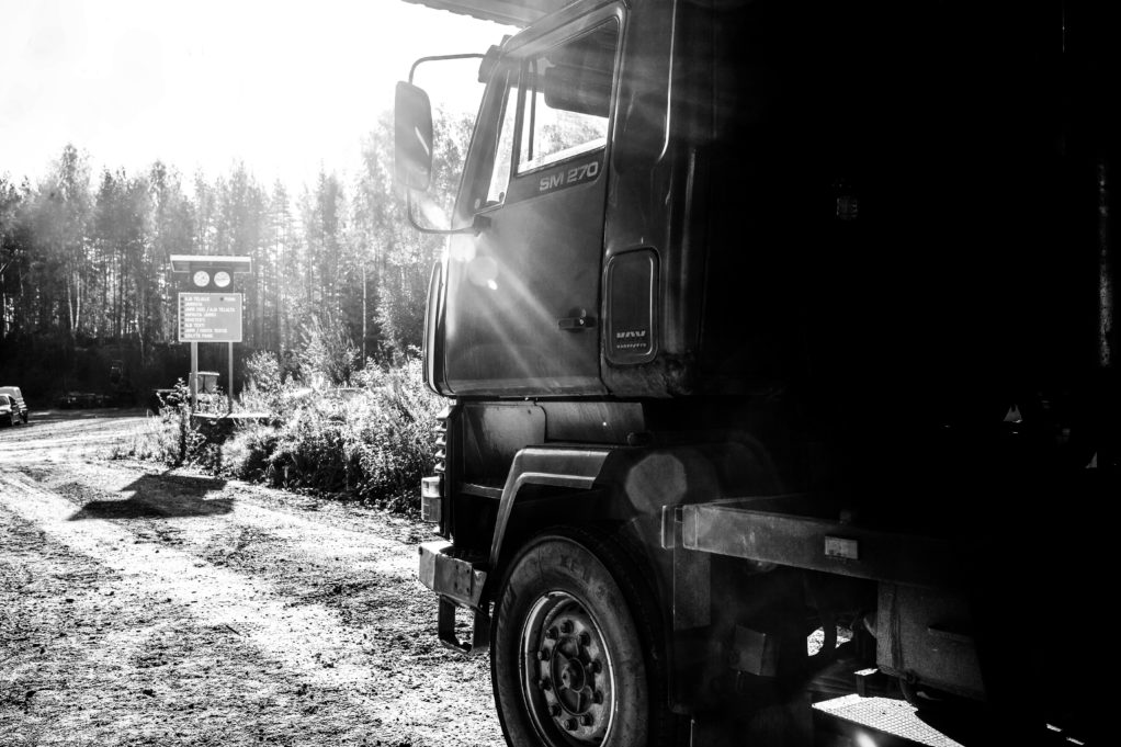 Asentaja huoltaa raskasta ajoneuvoa