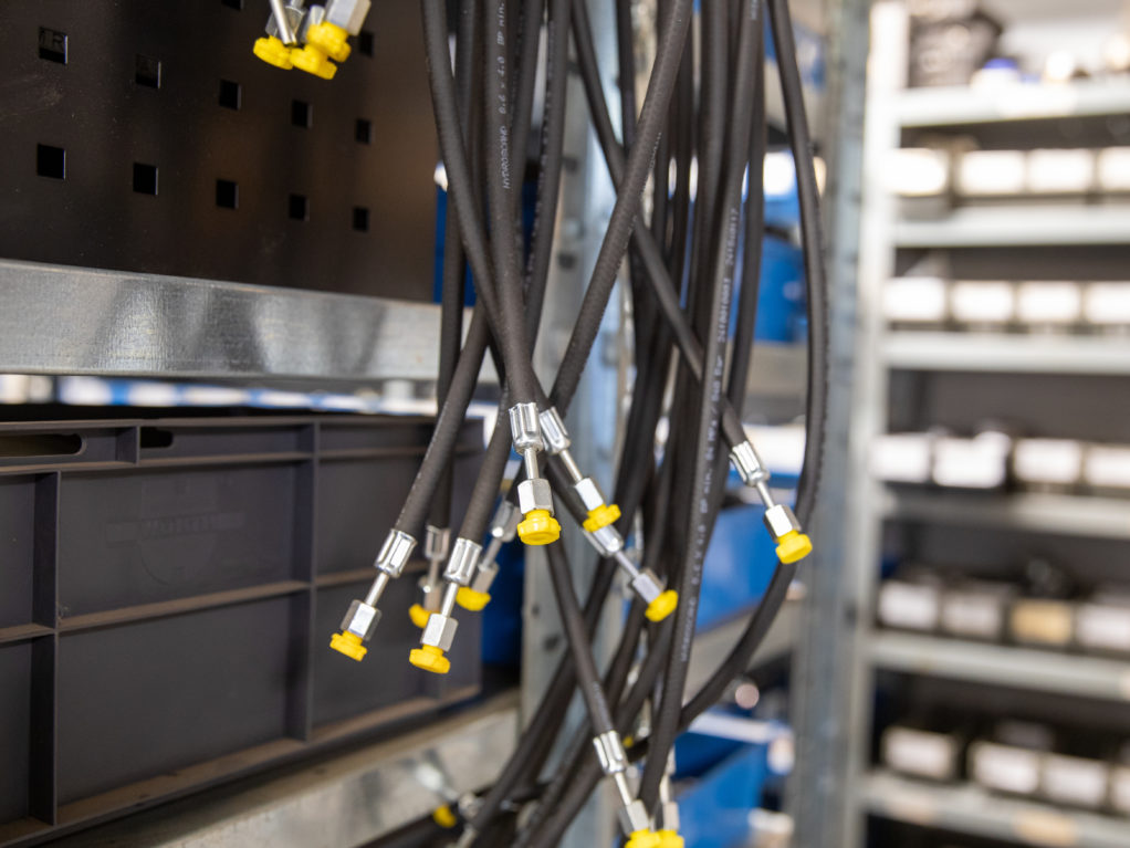 Asentaja työssä huoltohallissa