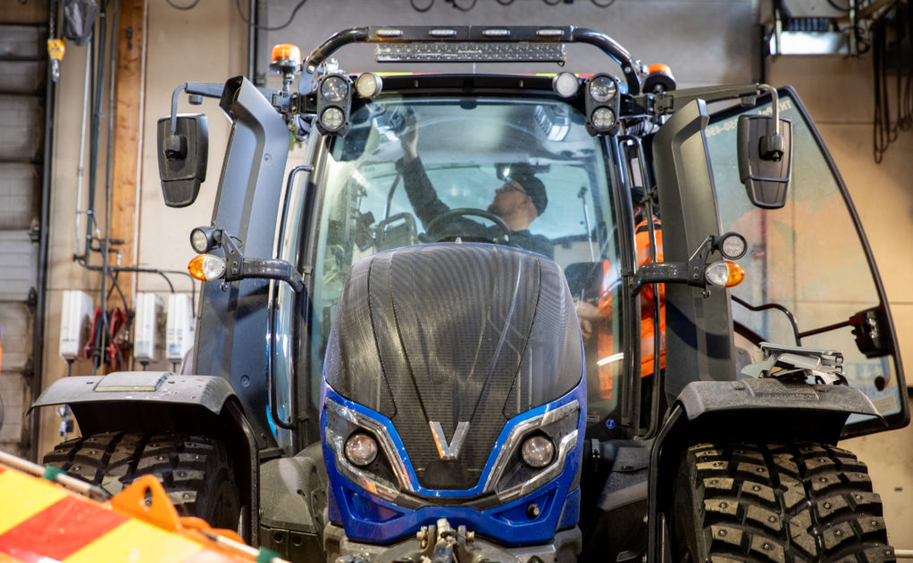 Asentaja tarkastaa raskasta ajoneuvoa