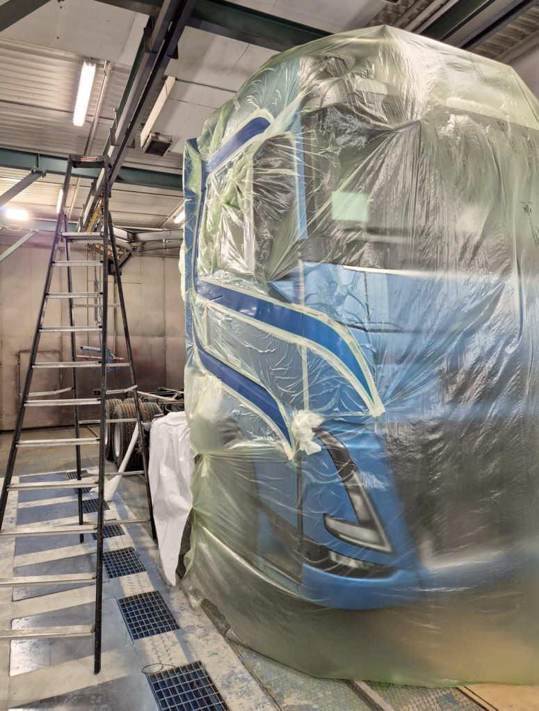 Huoltohallin työtilat ja nosturit