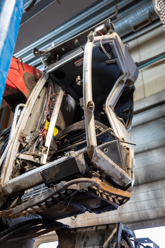 Asentaja tekee korjaustyötä