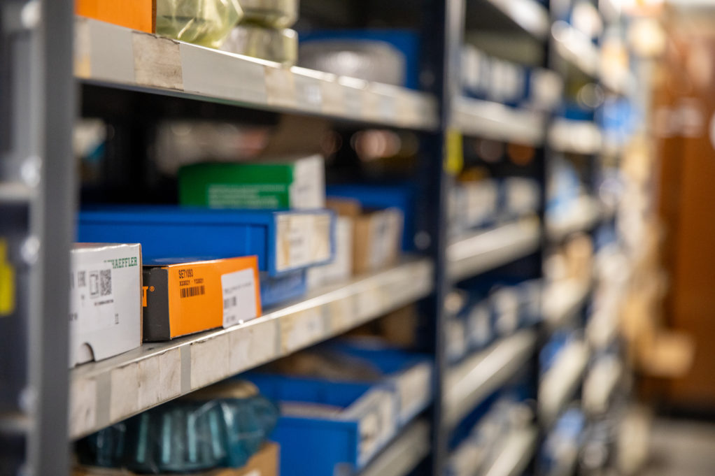 Varaosahylly huoltohallissa