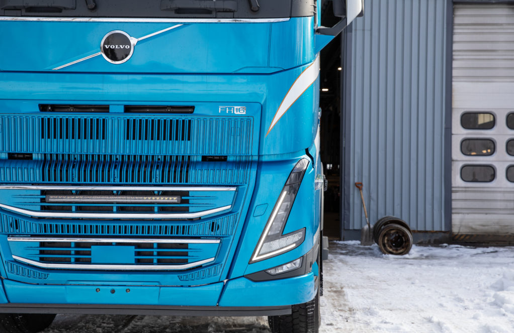 Raskaan kaluston korjaustyö huoltohallissa