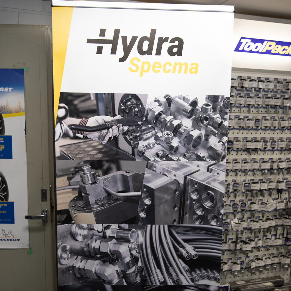 Hydrauliikkaletkuja ja -komponentteja